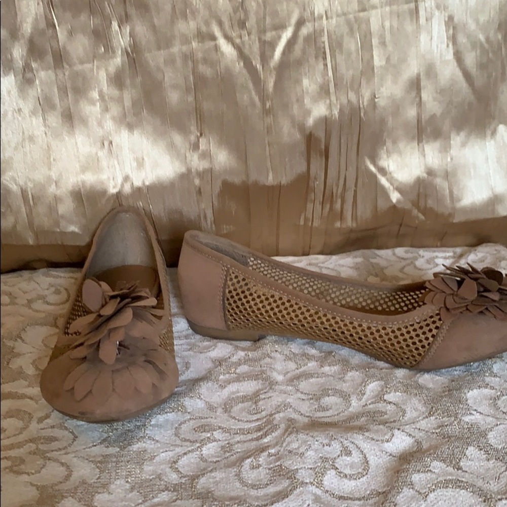 Light brown flower flats